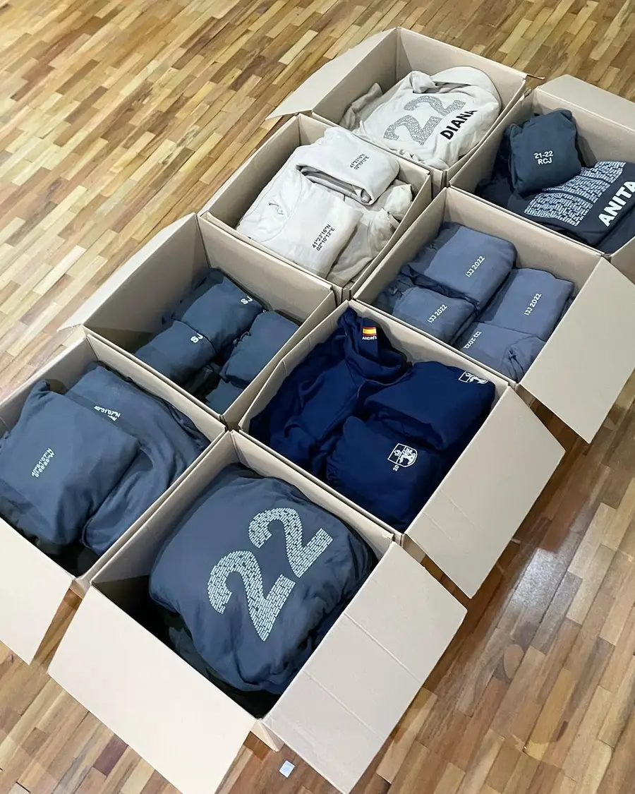 Cajas organizadas con pedidos de sudaderas personalizadas para varios grupos