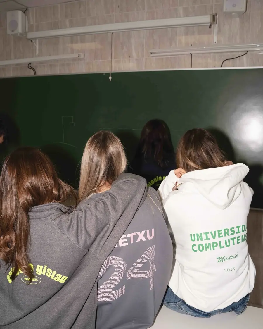 Estudiantes con sudaderas universitarias personalizadas